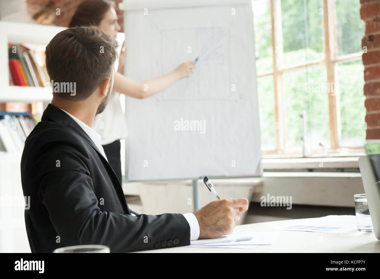 Junge Unternehmer im Workflow Diagramm auf der Suche an Bord, Notizen. weibliche Manager zeigt neue Corporate Plan. die Schulung der Mitarbeiter, Business Bri Stockfoto
