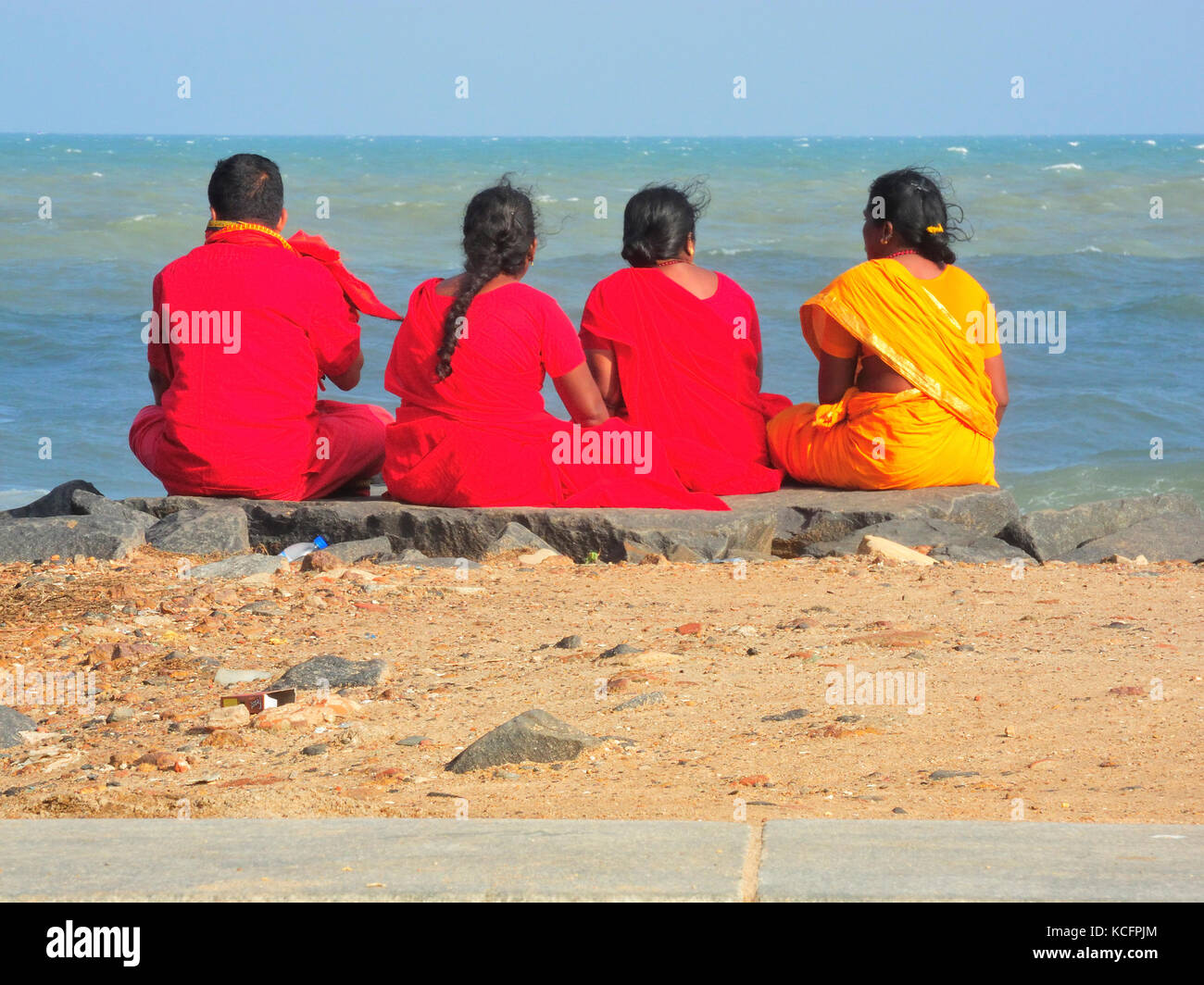 Vier Frauen am Strand, Goubert Avenue oder Beach Road, Pondicherry (Puducherry), Indien Stockfoto