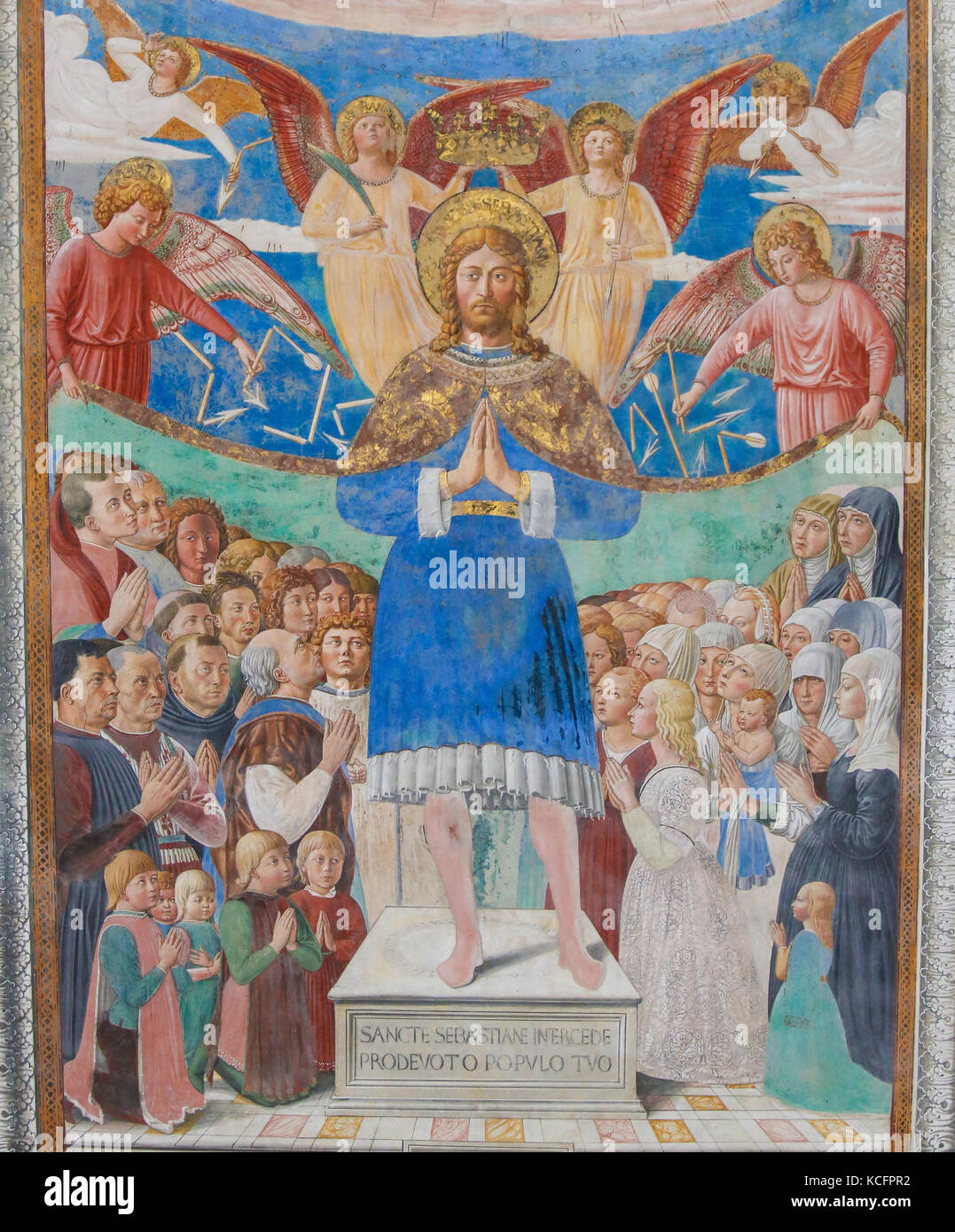 Fresko des Heiligen Sebastian mit Anhänger in der Kirche von Sant Agostino in San Gimignano, Toskana, Italien, erstellt von Benozzo Gozzoli 1464. Stockfoto