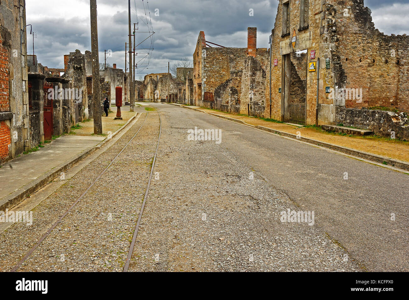 Leere Straße und Bauruinen, Oradour-sur-Glane, Departement Haute-Vienne, Limousin, Frankreich Stockfoto