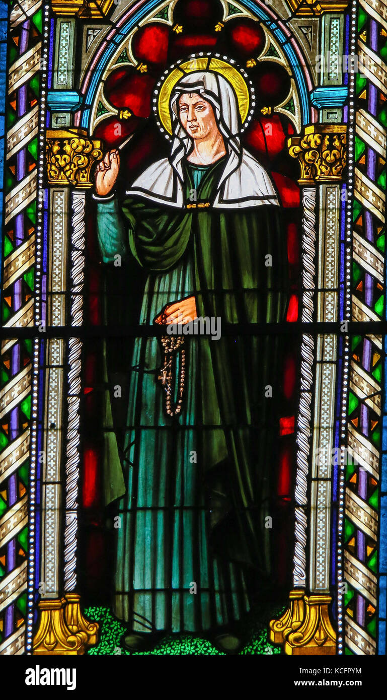 Glasmalereien in der Kirche von Sant Agostino (hl. Augustinus), eine der ältesten Kirchen von San Gimignano, Toskana, Italien, Darstellung der hl. Rita Stockfoto