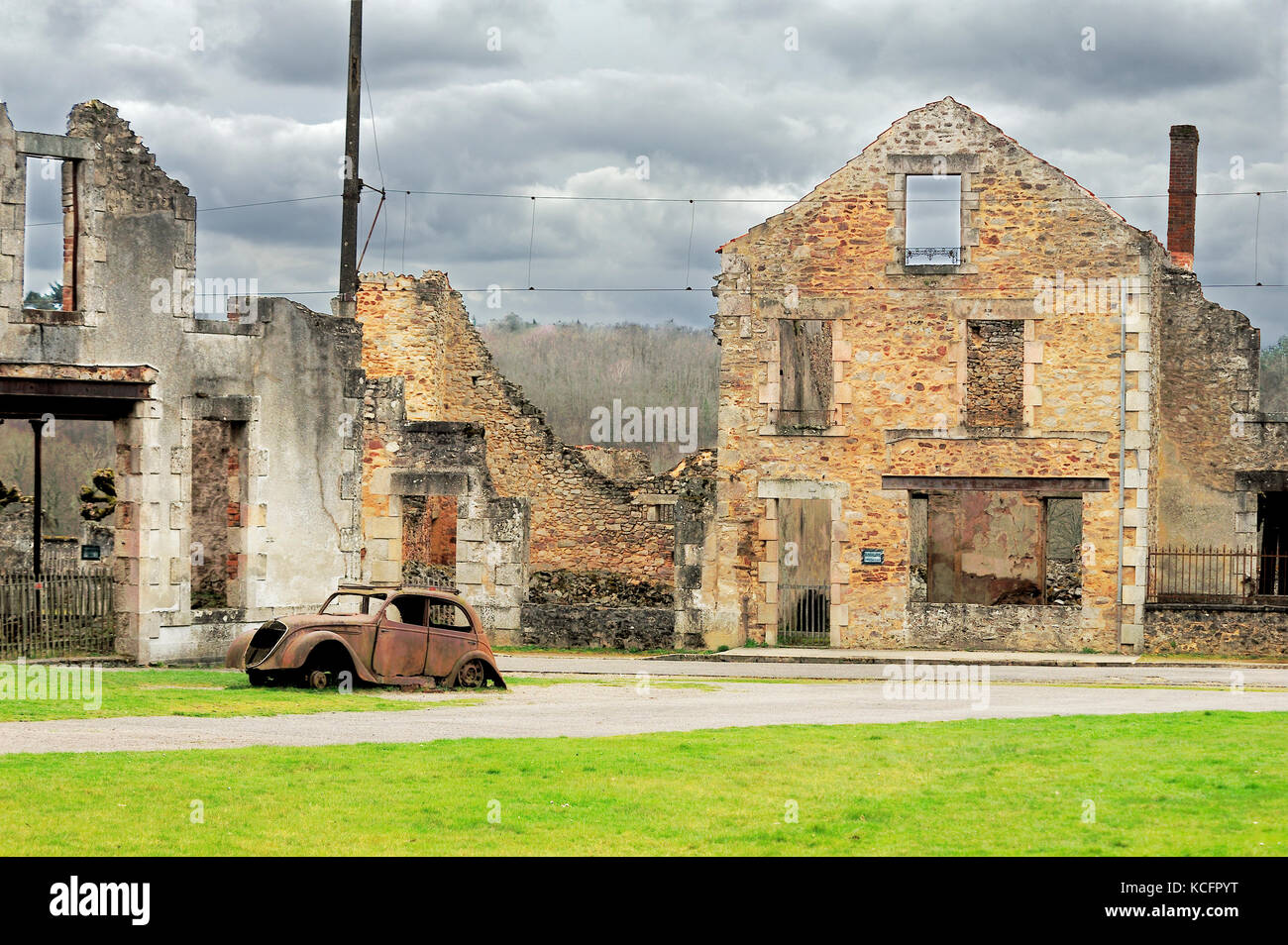 Gebäude Ruinen und Überreste von Peugeot 202 Auto, Oradour-sur-Glane, haute-vienne Abteilung, Limousin, Frankreich Stockfoto