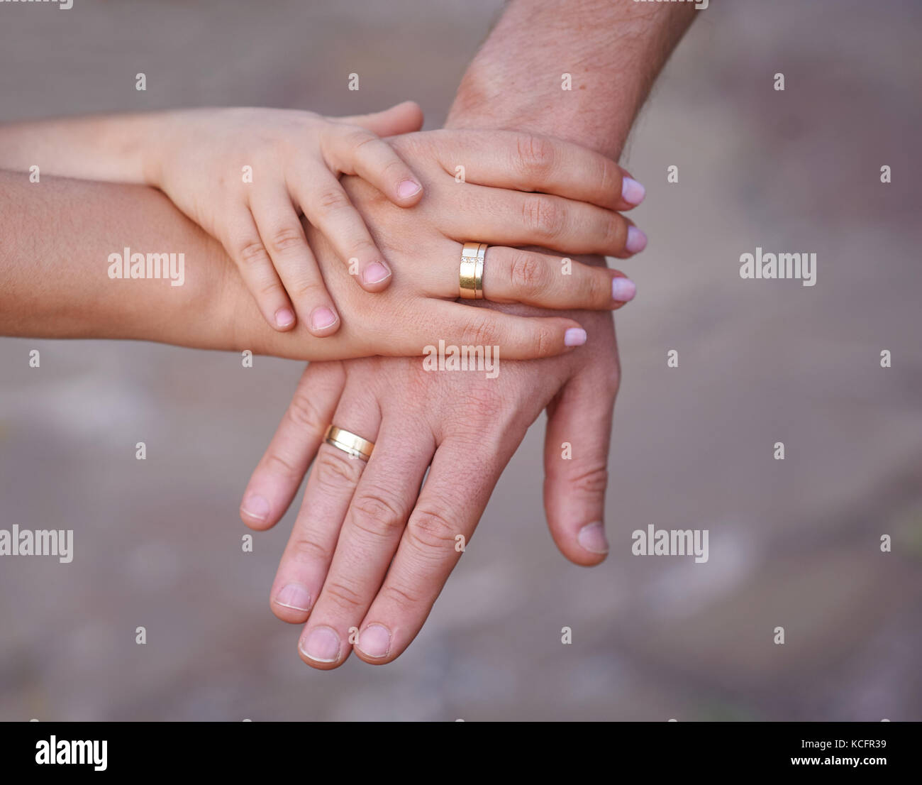 Hände von Mutter, Vater und Baby. Konzept der Einheit, Unterstützung, Schutz und Glück. Familie Stockfoto