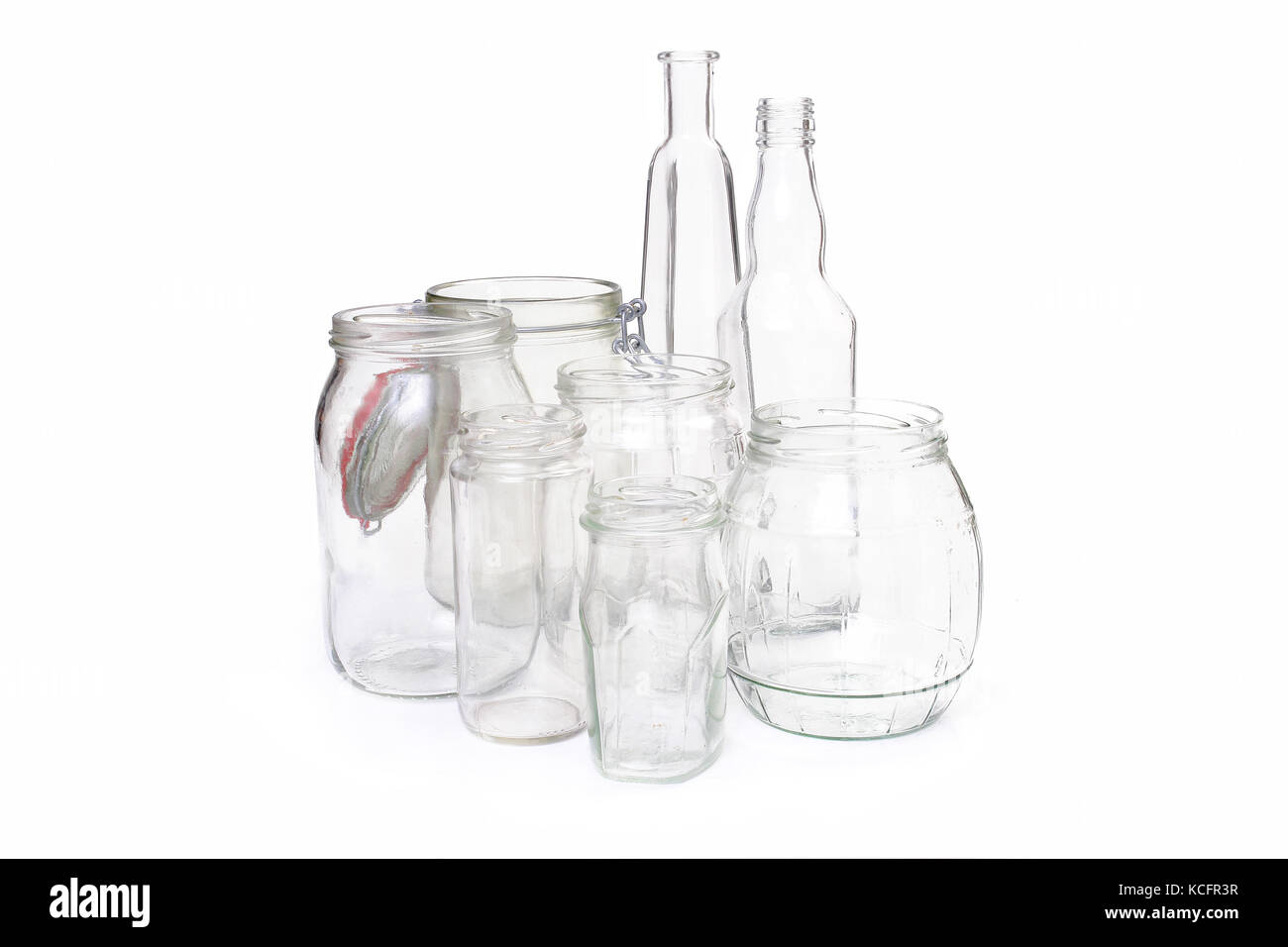 Klare Gläser und Flaschen über Weiß Stockfoto