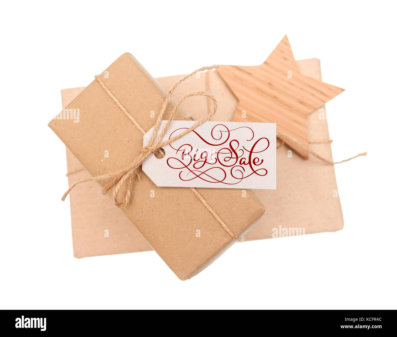Geschenkbox aus Kraftpapier mit Tag große Verkauf auf weißem Hintergrund Stockfoto