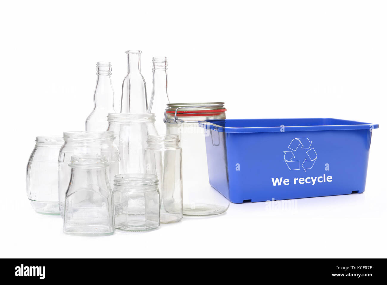 Klare Gläser und Flaschen und Kunststoff blau Entsorgung bin mit weißen bereiten Symbol über Weiß Stockfoto