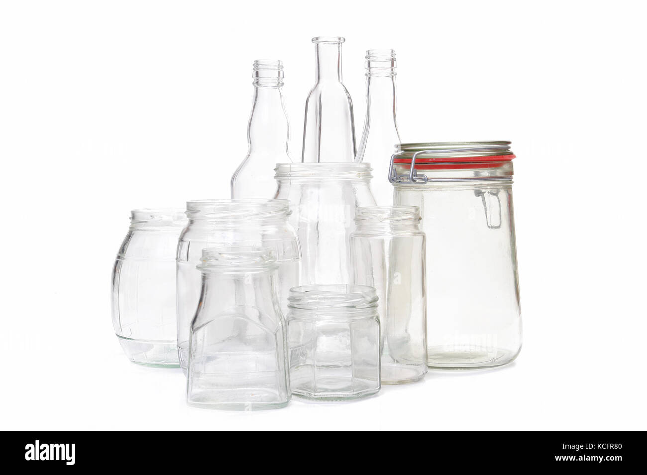 Klare Gläser und Flaschen mit weißem Hintergrund Stockfoto