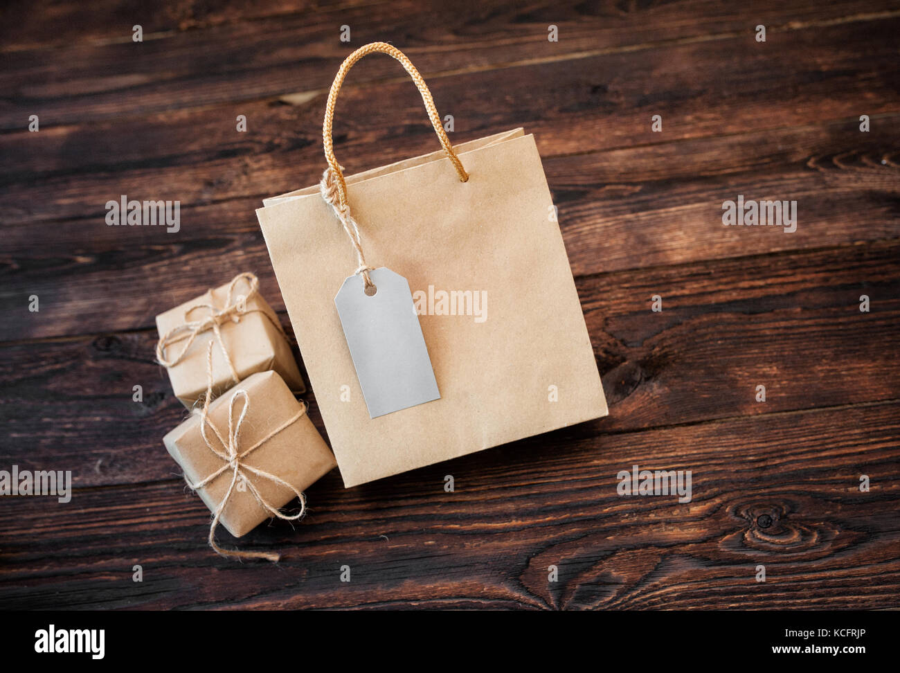 Mockup Kraftpapier Karton Geschenkbox und Paket auf Holz- Hintergrund für Design, Website, Hintergrund Stockfoto