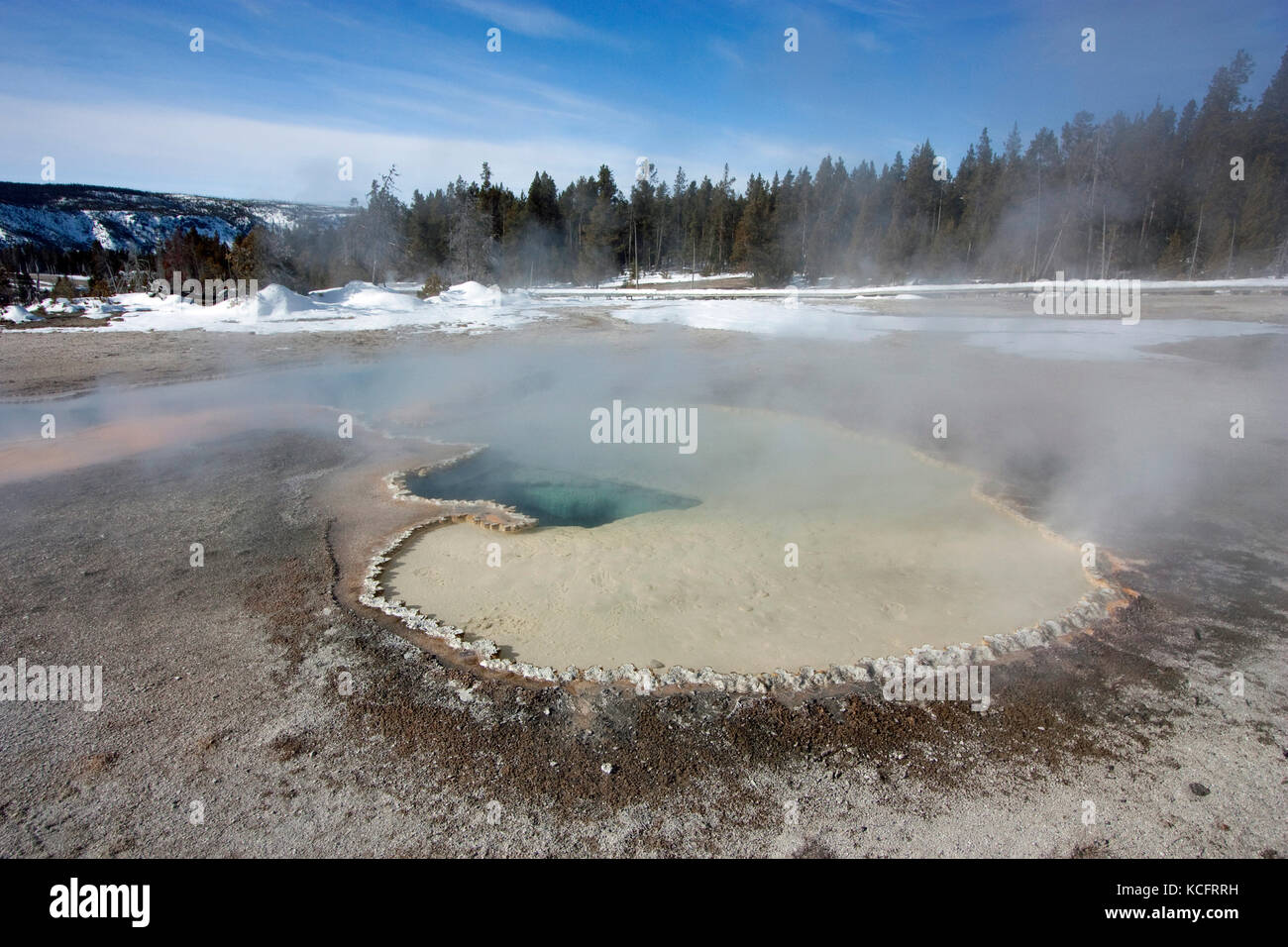 Hot Spring im Yellowstone National Park im Winter. Stockfoto