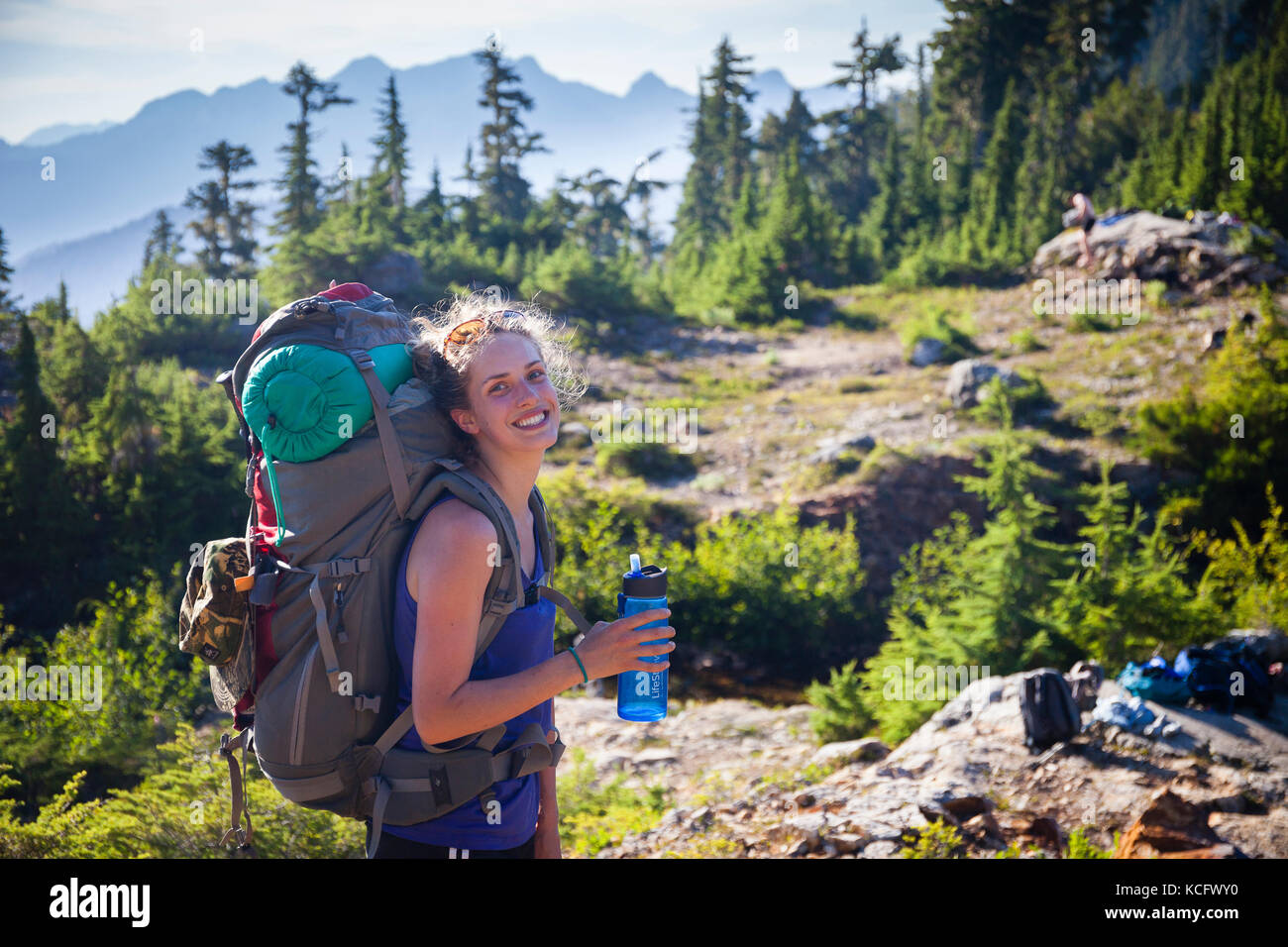 Eine junge Frau wandern mit Rucksack 5040 Peak im Clayoquot Region auf Vancouver Island, BC, Kanada. Stockfoto