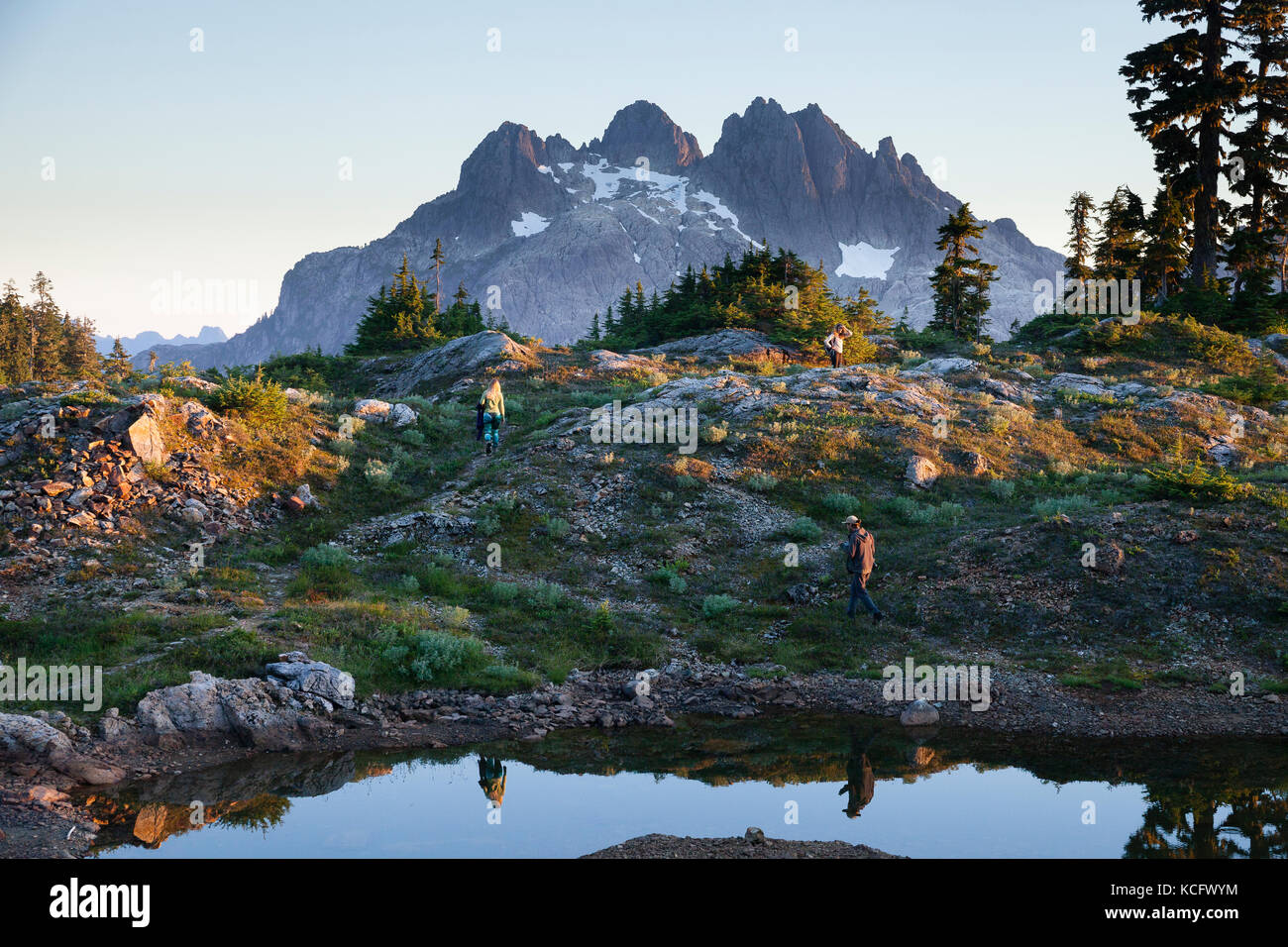 Camper bei Sonnenuntergang an Cobalt See auf dem Weg zu 5040 Peak im Clayoquot Region auf Vancouver Island, BC, Kanada. Triple Peak im Hintergrund. Stockfoto