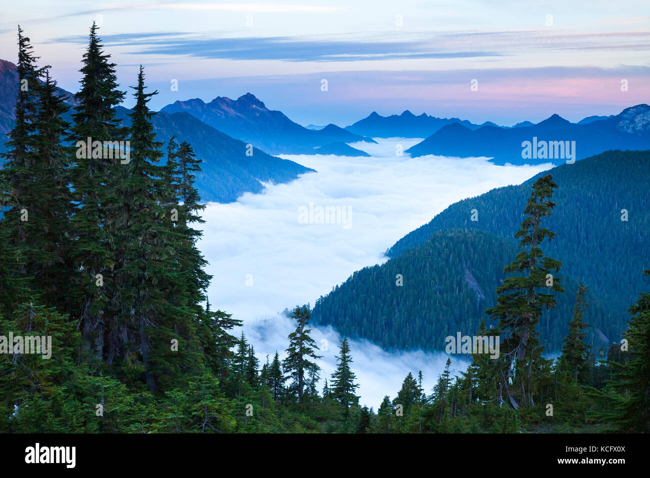 Sonnenaufgang von Cobalt See entlang der Strecke zu 5040 Peak im Clayoquot Region auf Vancouver Island, BC, Kanada. Stockfoto