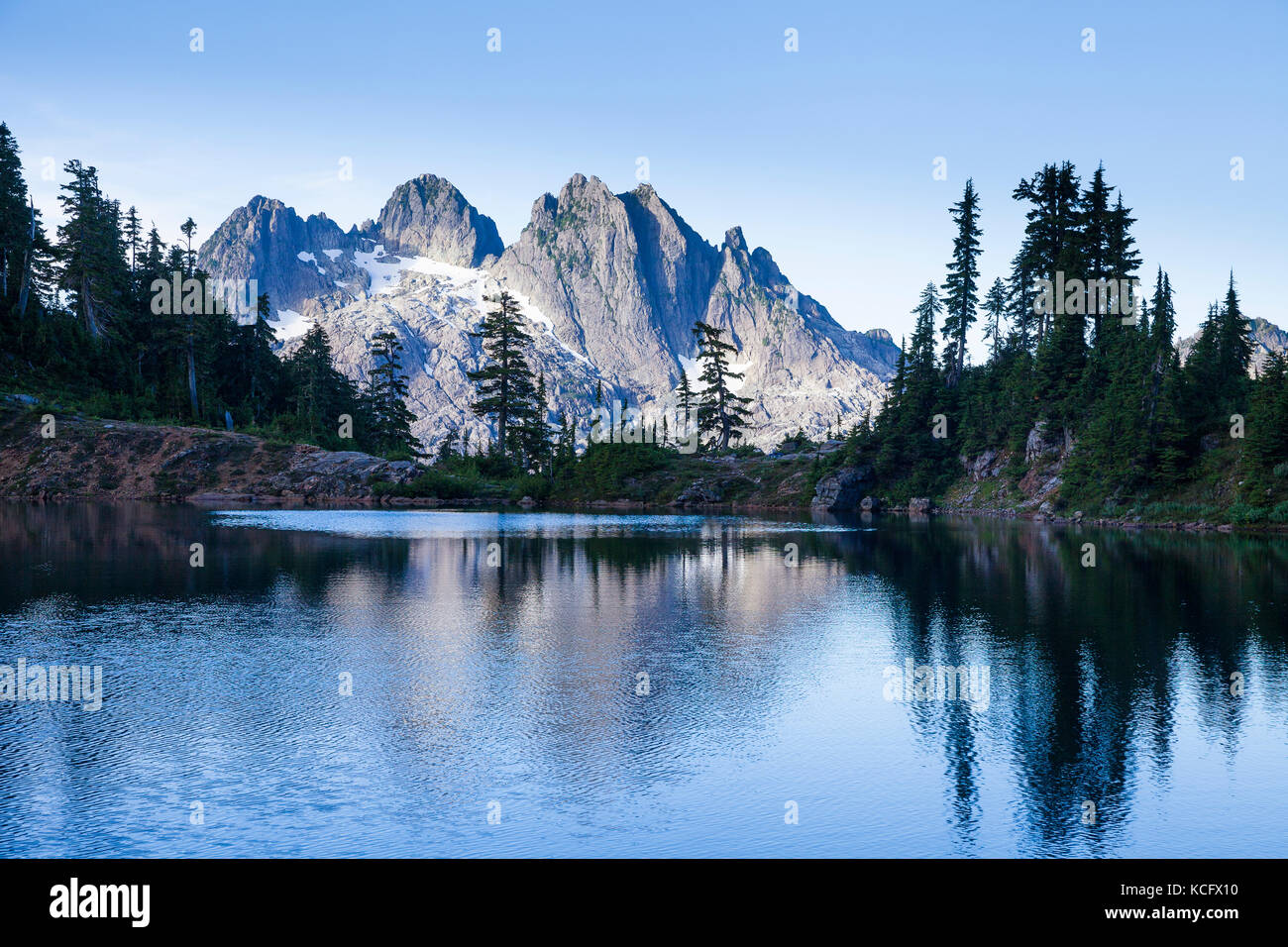 Cobalt See mit Triple Peak im Hintergrund auf dem Weg zu 5040 Peak im Clayoquot Region von Vancouver Island, BC, Kanada. Stockfoto