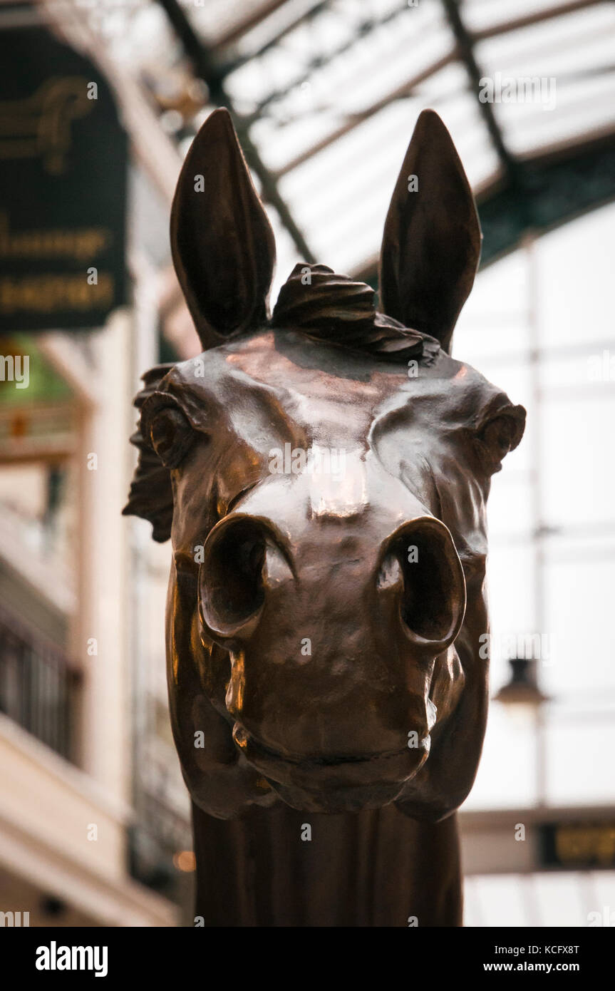 Bronzestatue des Grand National Sieger "Red Rum" in den Wanderer Arcade, Southport, Lancashire, England. Stockfoto