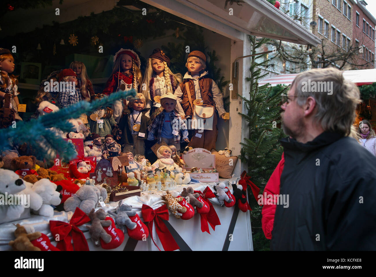 Mann an Puppen in Lübeck Weihnachtsmarkt 2011 suchen Stockfoto