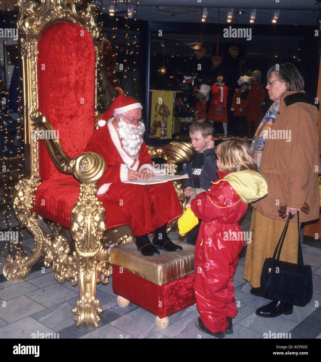Santa Claus in einem Einkaufszentrum erhält Wünsche von Kindern 2010 Stockfoto