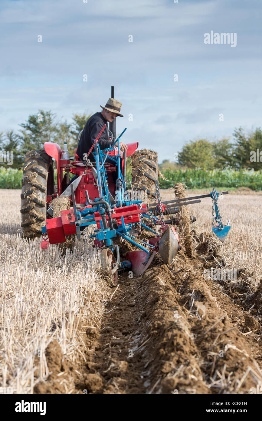 Oldtimer Traktor Pflügen Wettbewerb auf Fairford, Faringdon, Filkins und Burford Pflügen Gesellschaft zeigen. Lechlade an der Themse, Gloucestershire, VEREINIGTES KÖNIGREICH Stockfoto