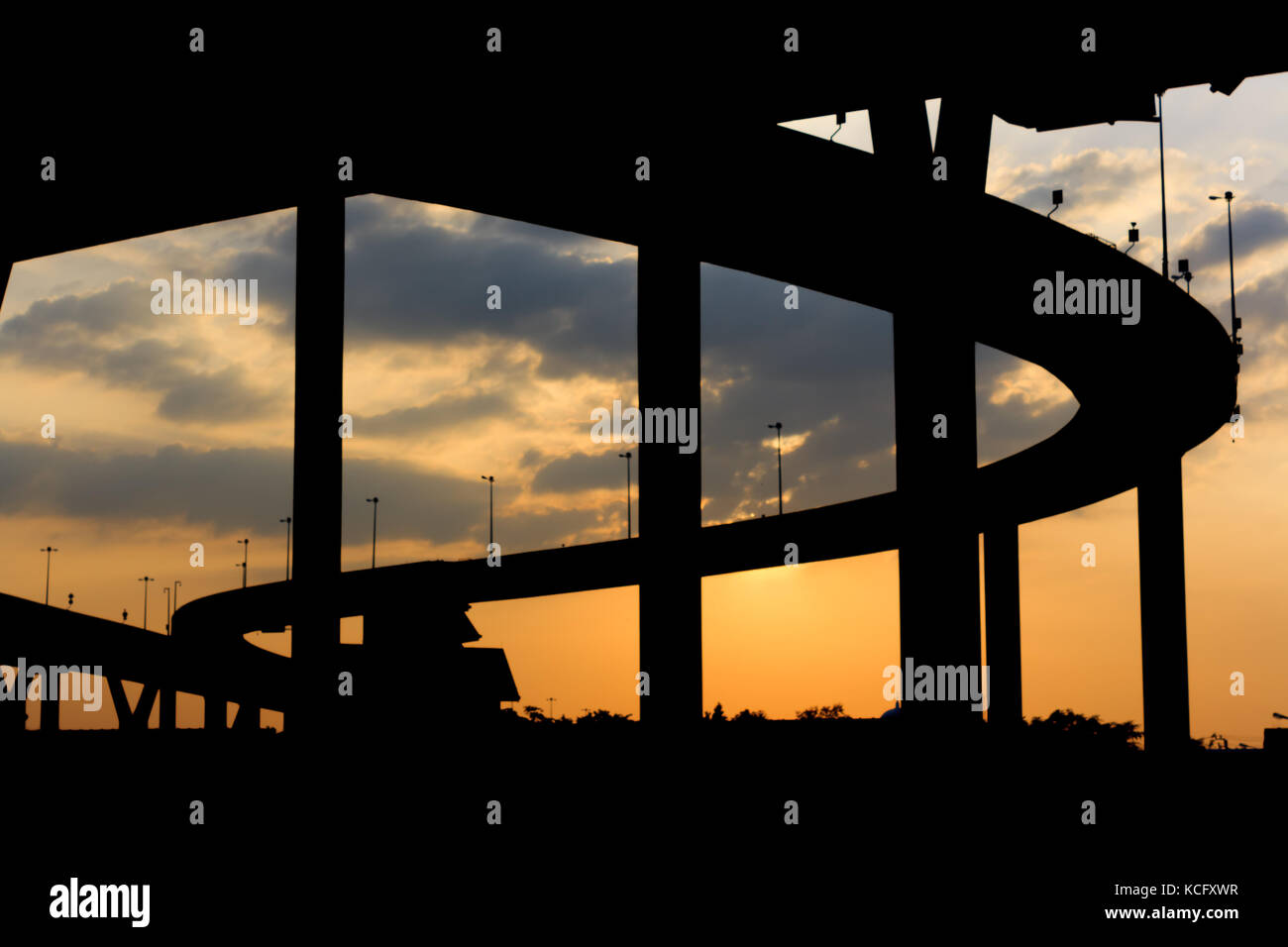 Die industrial Ring Road Szene Silhouette Sonnenuntergang Stockfoto