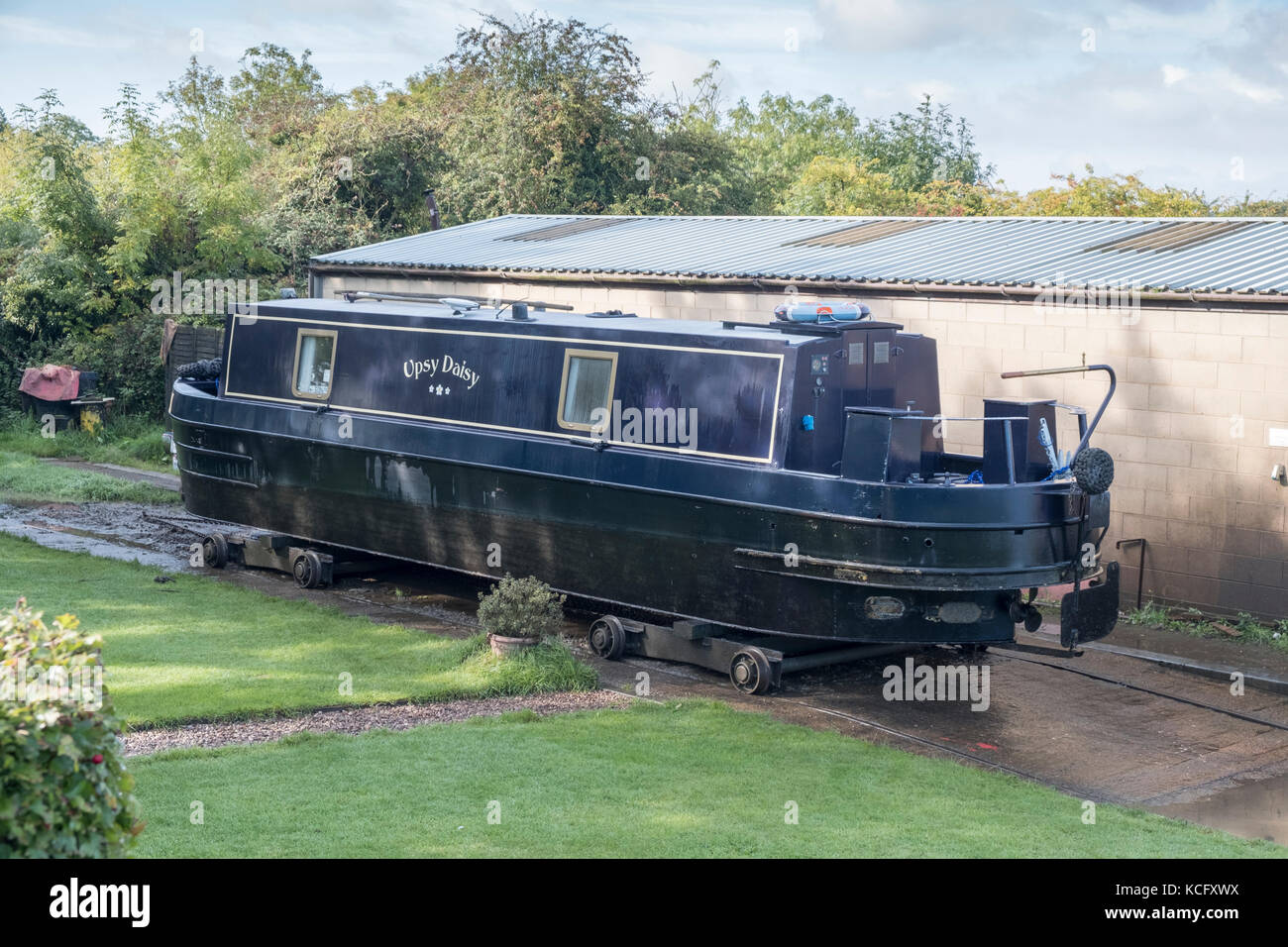 Ein kleiner Kanal Boot ist aus dem Wasser wurde für die Reparatur an der Ashby Canal Center, Ashby-de-la-zouche Kanal, in der Nähe von Stoke Golding. Stockfoto