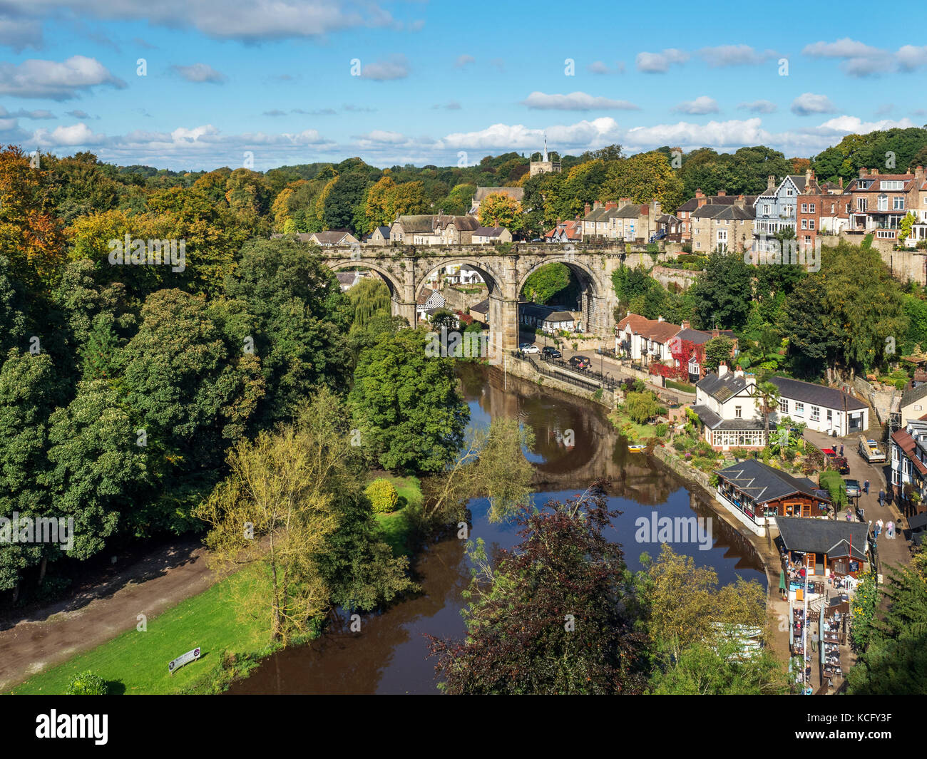 Eisenbahnviadukt über den Fluss Nidd im frühen Herbst in Knaresborough North Yorkshire England Stockfoto