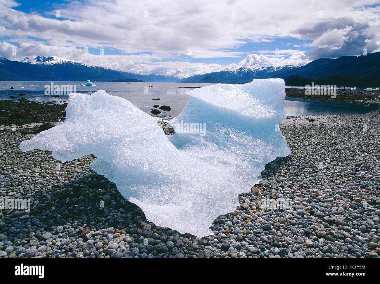 USA. Alaska. Holkam Bay. Eis an der Küste. Stockfoto