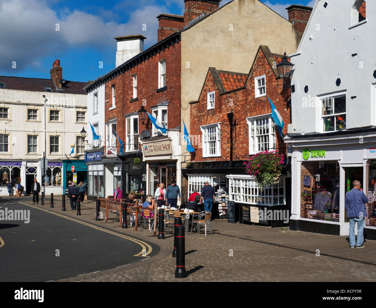 Marktplatz mit der ältesten Apotheke und Lavendel Tee Zimmer in Knaresborough North Yorkshire England Stockfoto