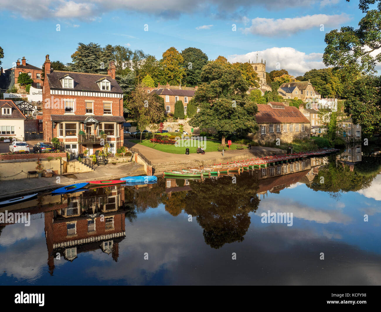 Reflexionen in den Fluss Nidd entlang der Wasserseite aus niedrigen Brücke an Knaresborough North Yorkshire England Stockfoto