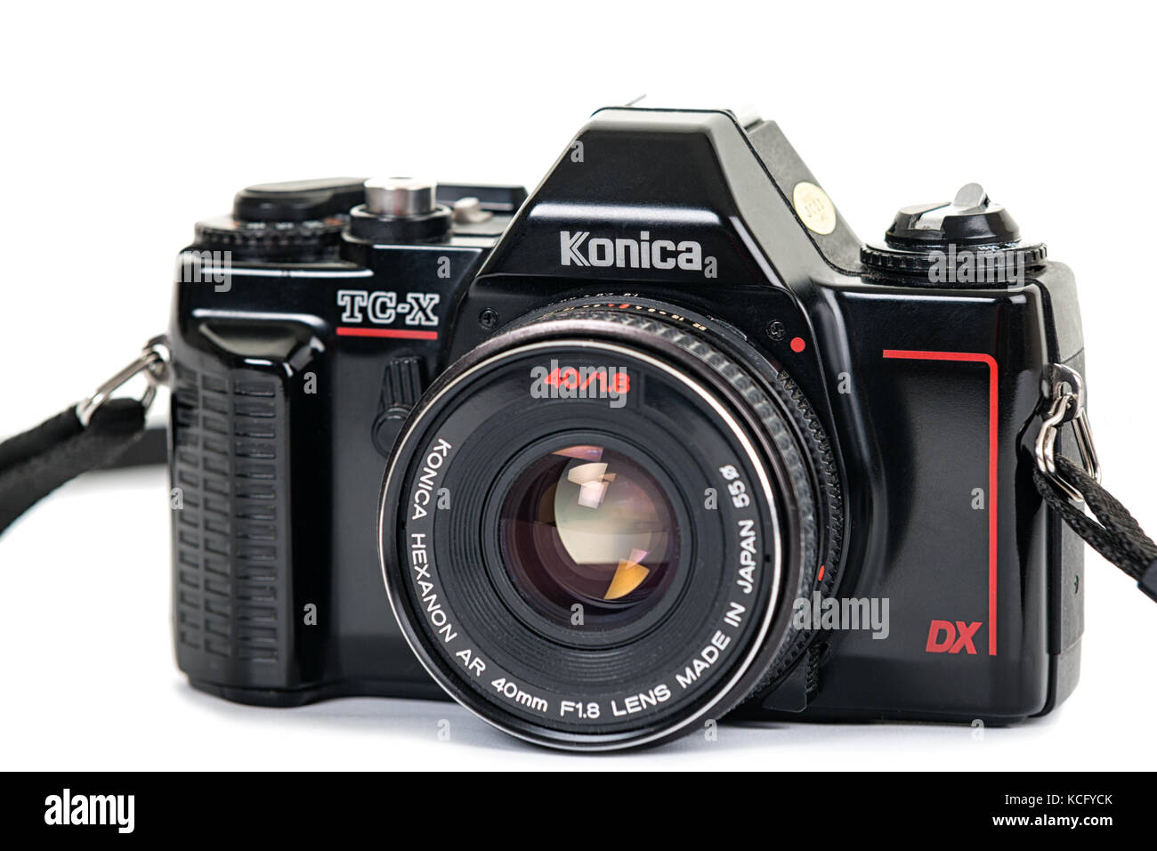Schwarz Konica TC-X analoge SLR-Kamera mit Konica Hexanon AR 40 mm f/1.8 Objektiv auf weißem Hintergrund isoliert Model Release: Nein Property Release: Nein. Stockfoto