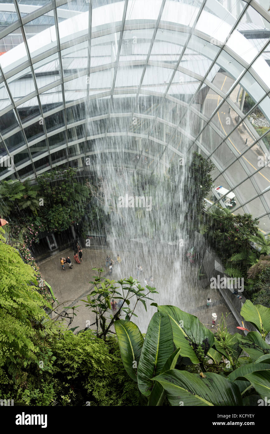 Besucher stehen vor dem höchsten Indoor-Wasserfall der Welt im Cloud Forest Dome in den Gardens by the Bay in Singapur. The Falls de Stockfoto