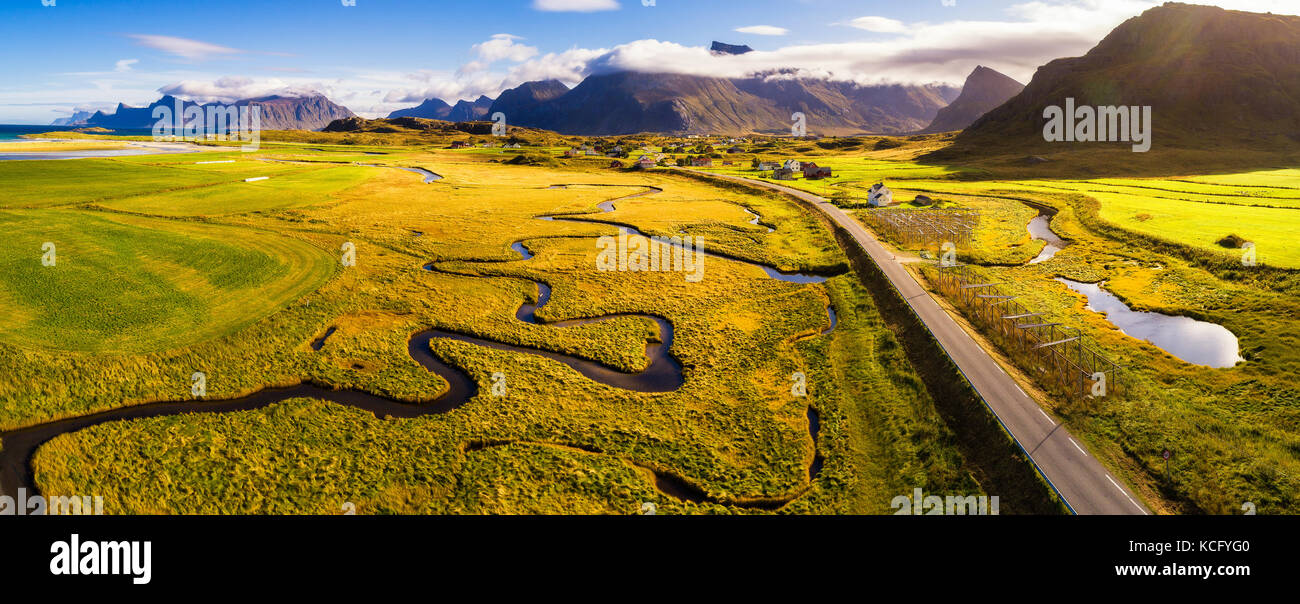 Landschaftlich reizvolle Straße durch die Berge auf Lofoten in Norwegen Stockfoto