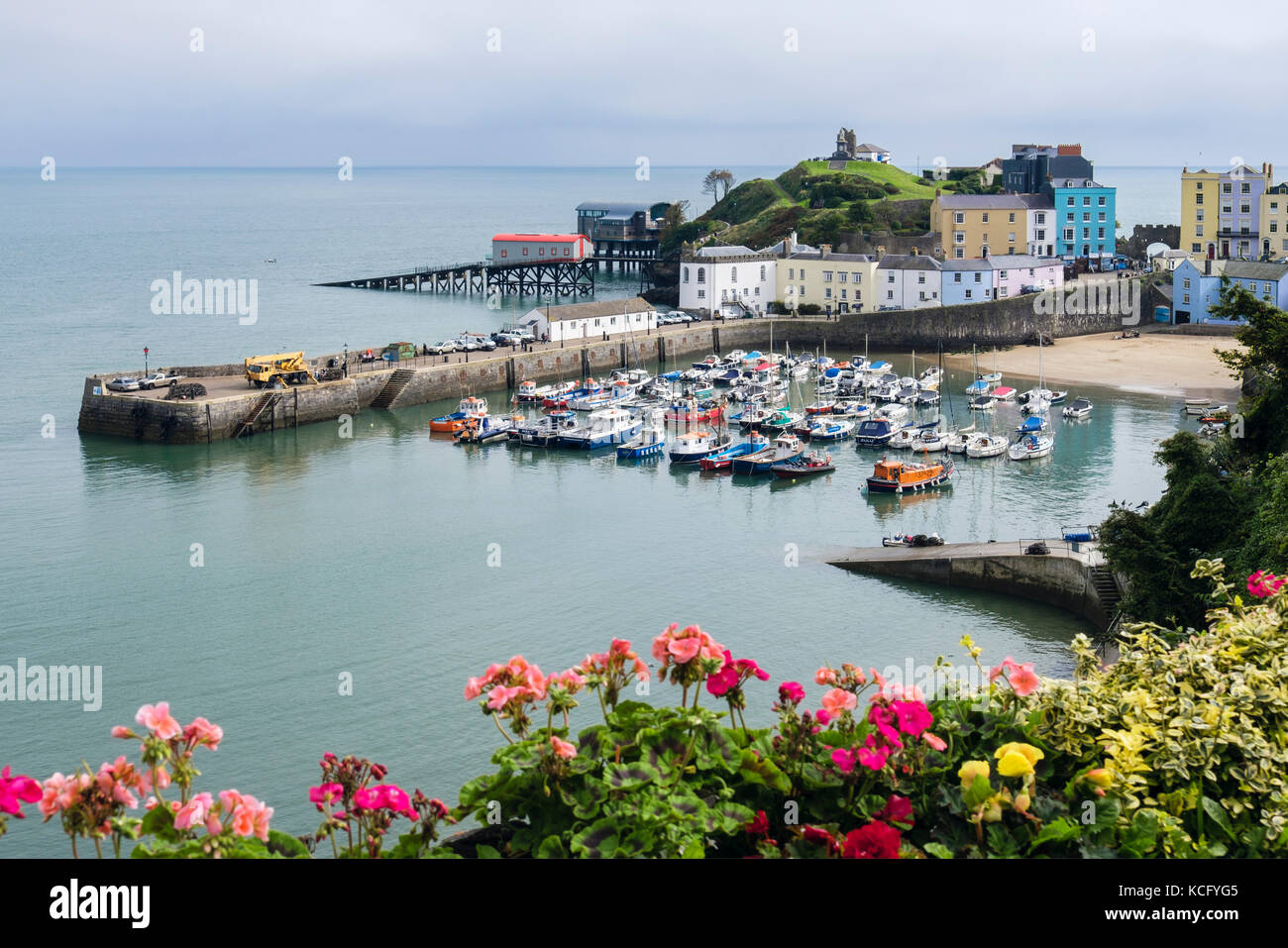 Hohe Aussicht auf den alten Hafen bei Flut im Pembrokeshire Coast National Park im Sommer. Tenby, Carmarthen Bay, Pembrokeshire, Wales, Großbritannien, Großbritannien Stockfoto