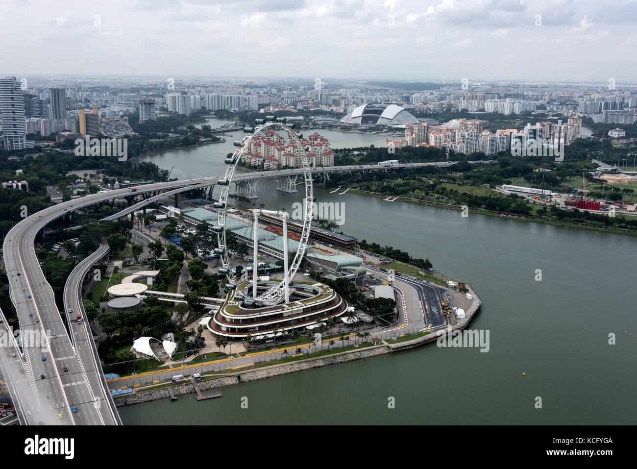 Blick auf einen Teil des Grand Prix von Singapur, der am Rande der Marina Bay verläuft, und den Singapore Flyer in Singapur Stockfoto
