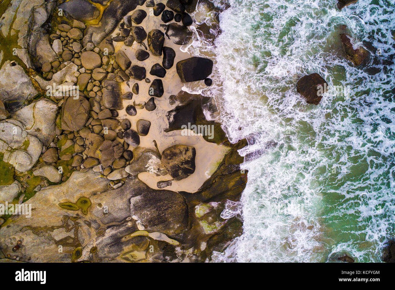 Luftaufnahme Blick hinunter auf das Meer Wellen Felsen schlagen Stockfoto