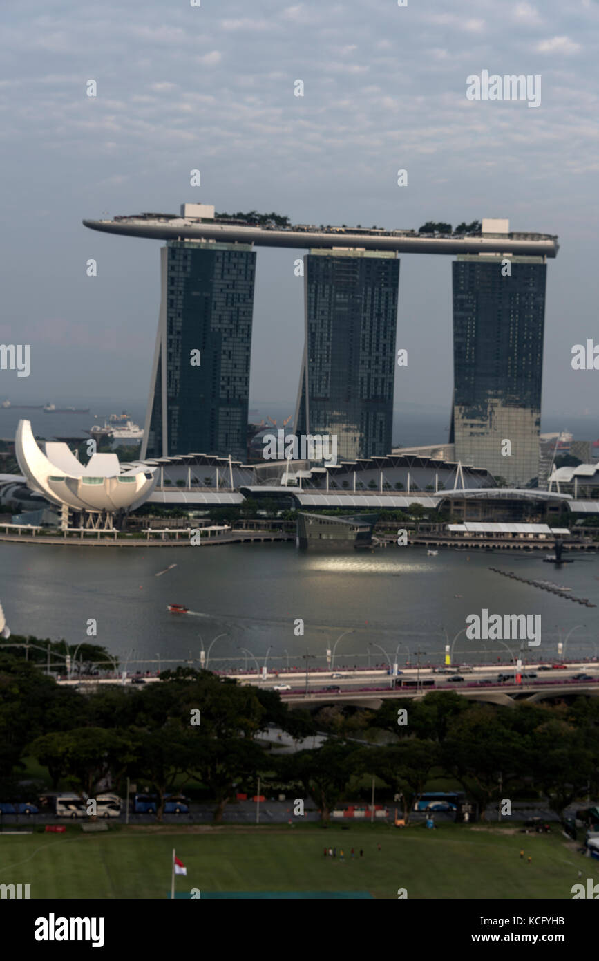 Die drei Türme des luxuriösen Marina Bay Sands Hotels und das weiße Gebäude des artscience Museums an der Marian Bay in Singapur. Stockfoto