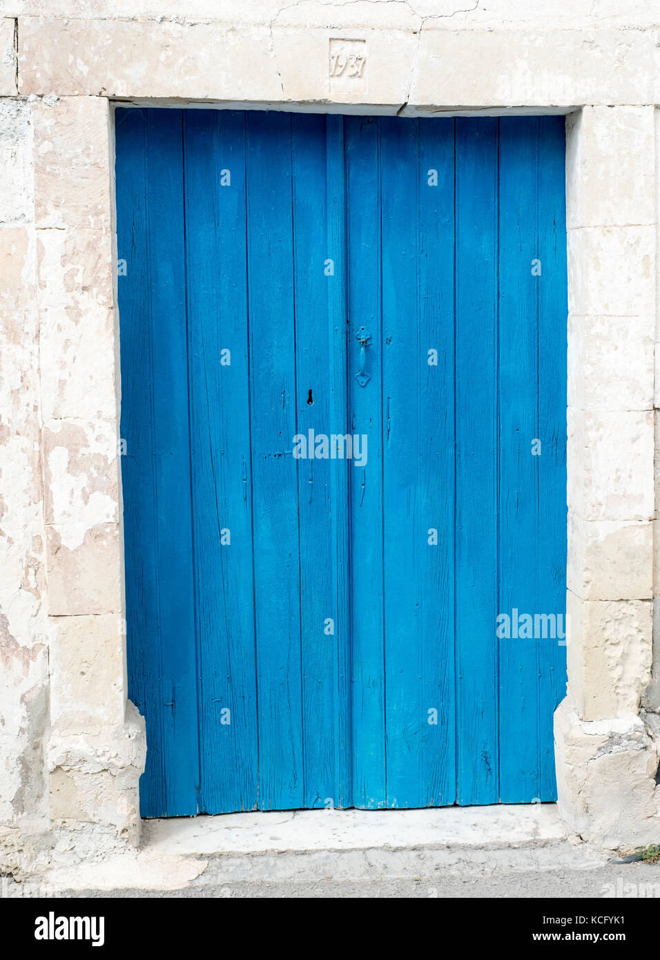 Eine neu gestrichenen Fensterläden und Türen in Agios Dimitrianos Village, Paphos Region, Süden Zyperns. Stockfoto