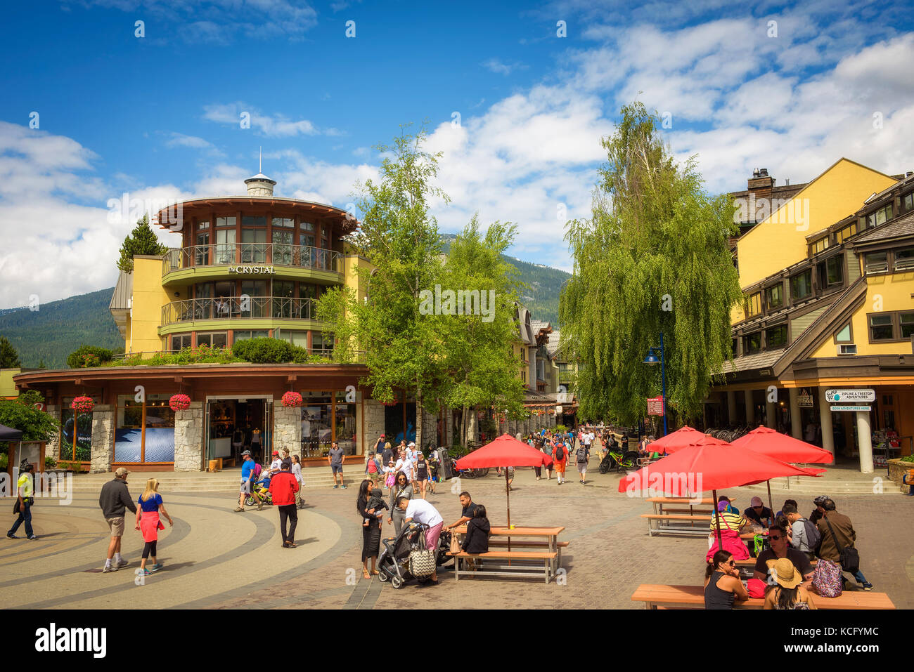 Blick auf die Straße mit vielen Touristen in Whistler Village Stockfoto