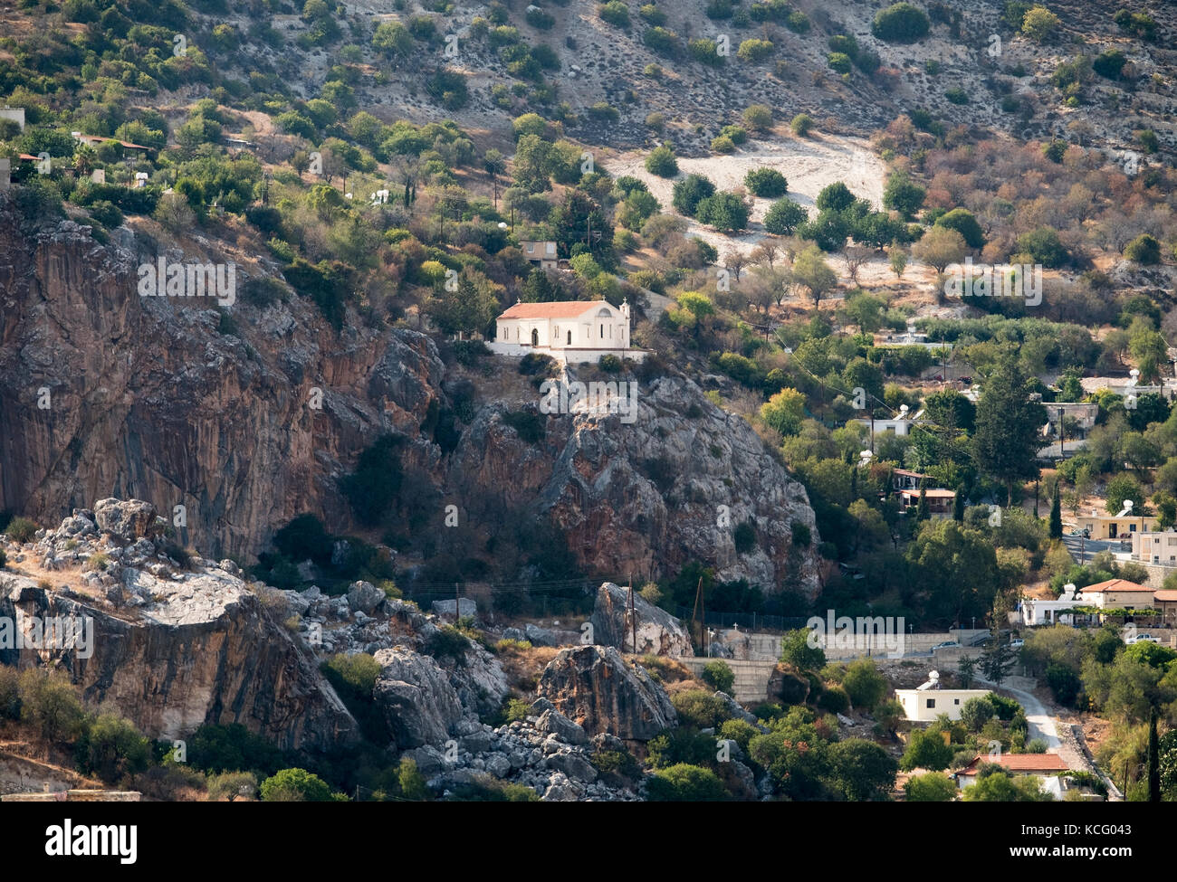 Saint Mazer Kirche, die sitzt auf einem Felsvorsprung in Episkopi Village, befindet sich 12 Kilometer von Paphos, Zypern. Stockfoto