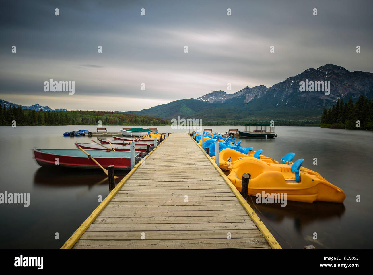Boote auf einem Steg am Pyramid Lake, Jasper National Park, Kanada Stockfoto