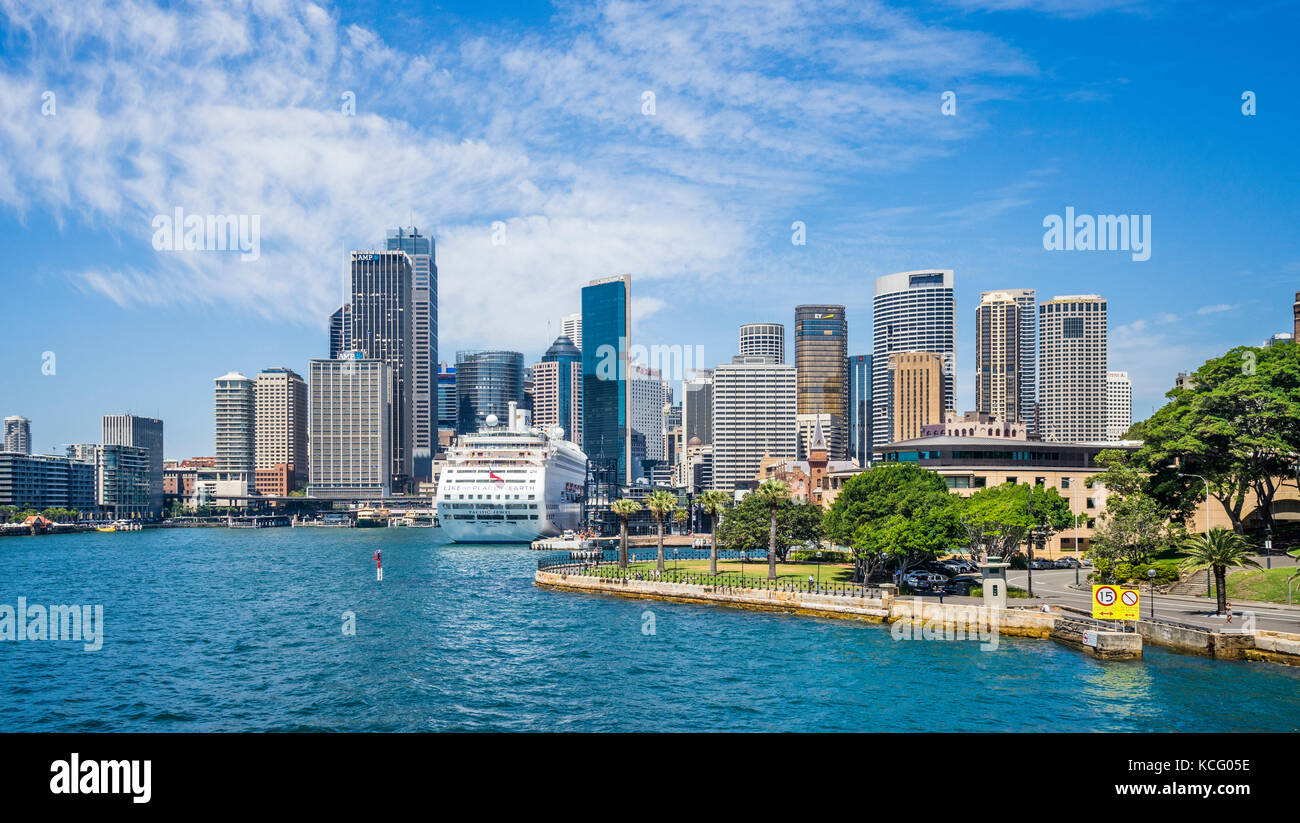 Australien, New South Wales, Sydney Harbour, Hickson Road finden vor dem Hintergrund der Sydney Cove mit Circular Quay, Kreuzfahrtschiffe Pacific Jewel und Stockfoto