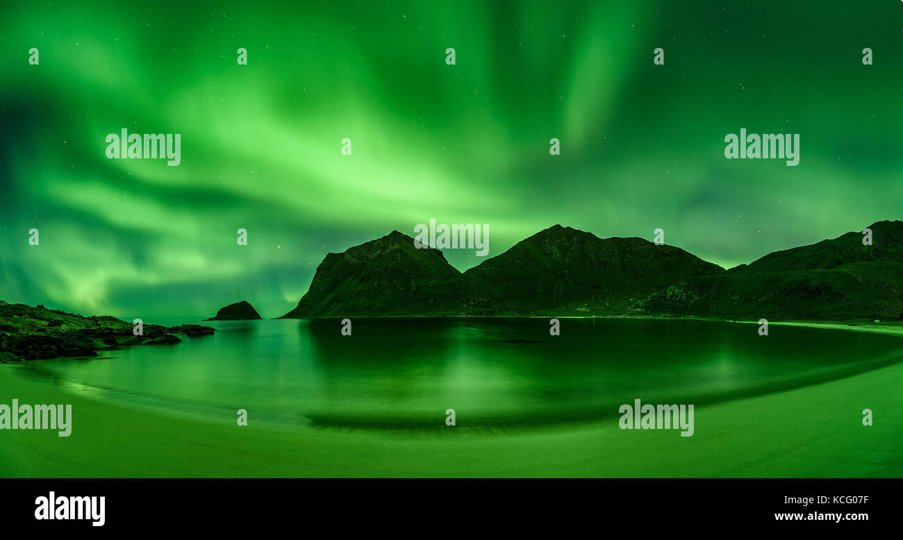 Strand in der lofoten in Norwegen mit starken Grünen norther Lights Stockfoto