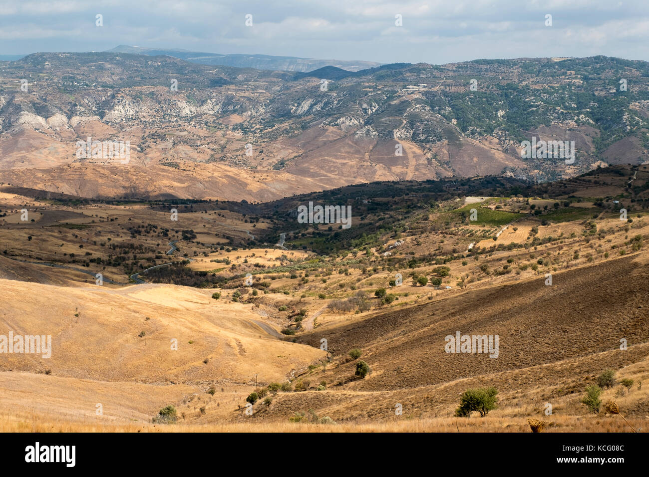 Ein Blick auf landwirtschaftlichen Flächen und den Ausläufern des Massif Troodos Gebirge im Norden, Region Paphos, Zypern. Stockfoto