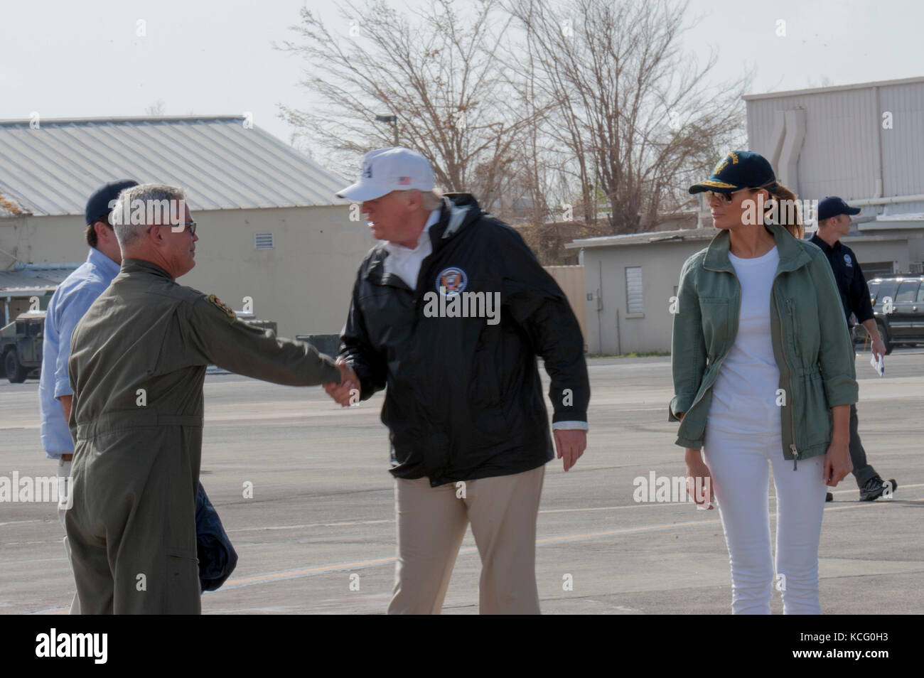 Us-Präsident Donald Trump und First Lady Melania Trump sind durch US-amerikanische Luftwaffe Oberst Raymond Figueroa begrüßt Stockfoto