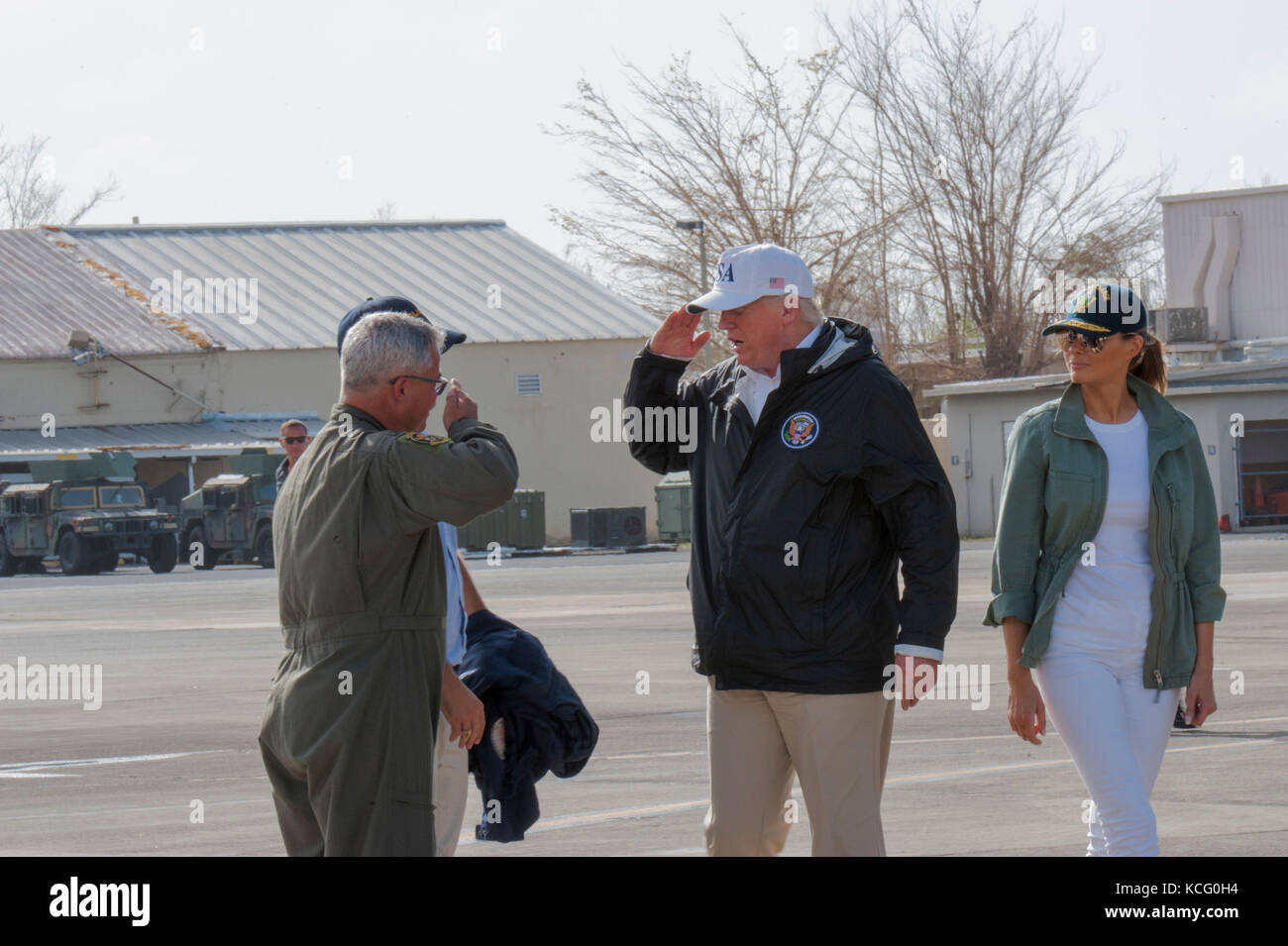 Us-Präsident Donald Trump und First Lady Melania Trump sind durch US-amerikanische Luftwaffe Oberst Raymond Figueroa begrüßt Stockfoto