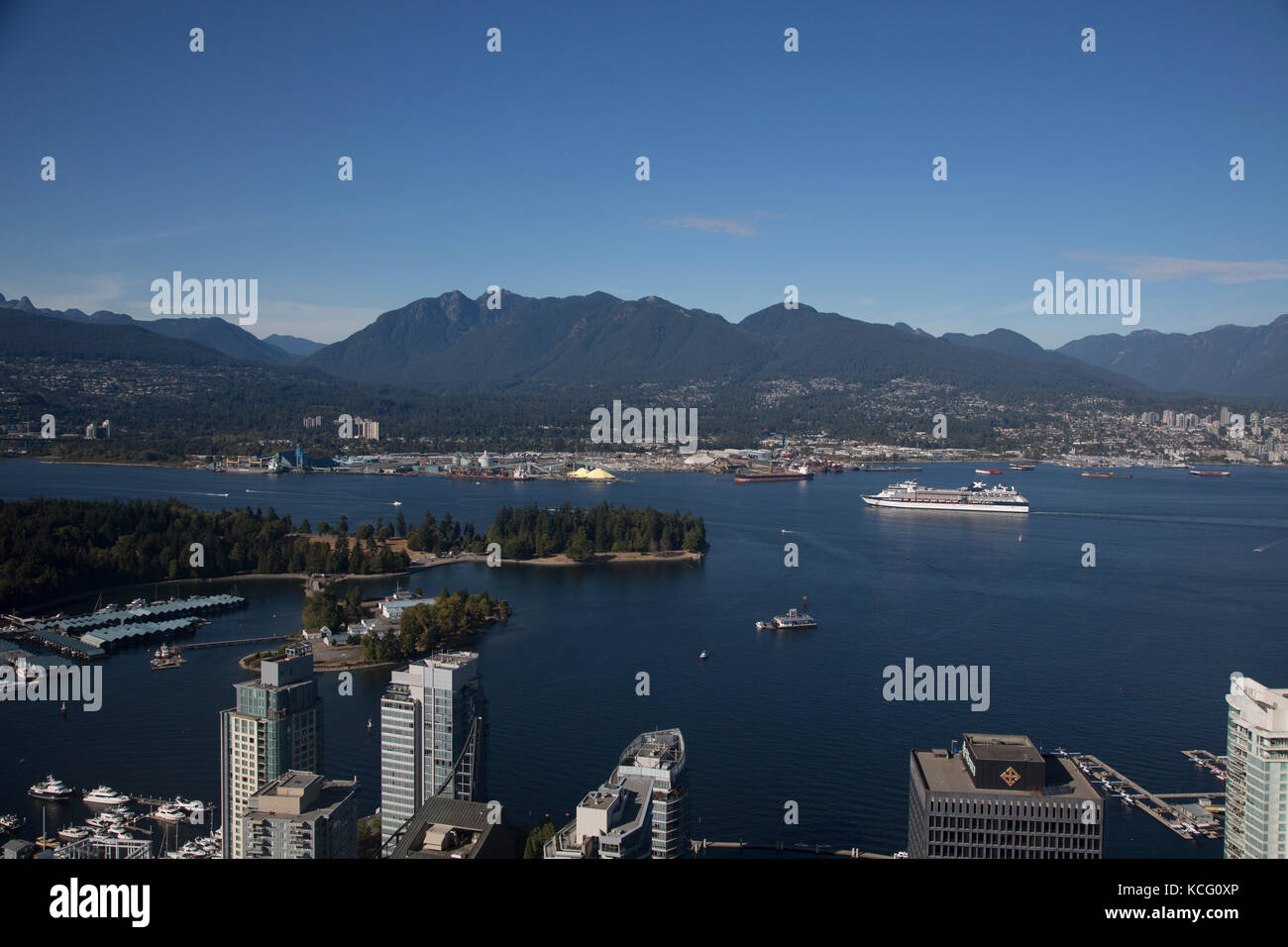 Nordamerika, Kanada, Britisch Kolumbien, Vancouver, hohen Winkel Blick auf Vancouver, Stanley Park. Wasser und Hafen. Celebrity Cruise Stockfoto