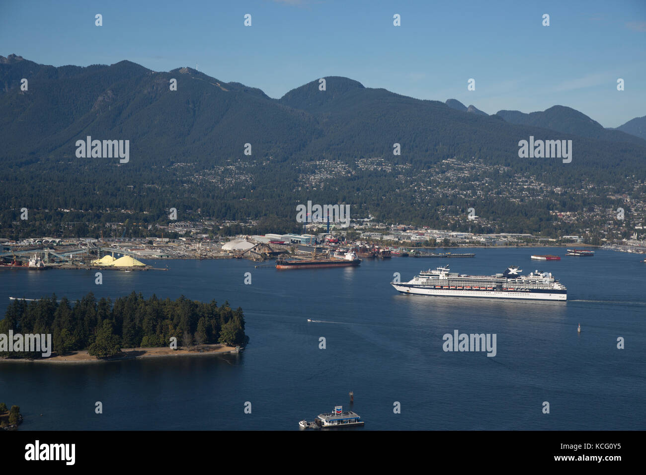 Nordamerika, Kanada, Britisch Kolumbien, Vancouver, hohen Winkel Blick auf Hafen von Vancouver, Stanley Park. Celebrity Cruise Ship, Berühmtheit Stockfoto