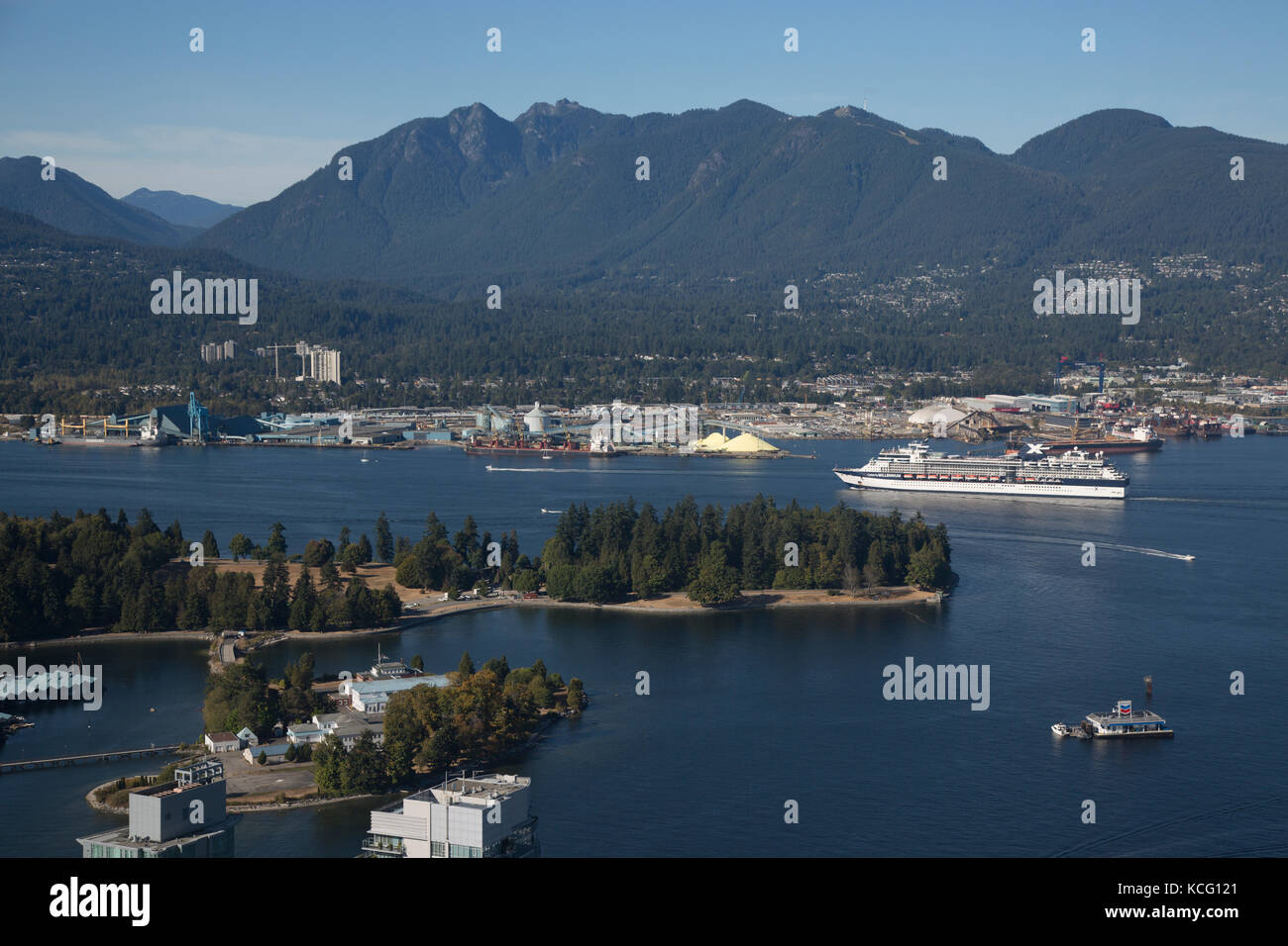 Nordamerika, Kanada, Britisch Kolumbien, Vancouver, hohen Winkel Blick auf Vancouver, Stanley Park. Wasser und Hafen. Celebrity Cruise Stockfoto