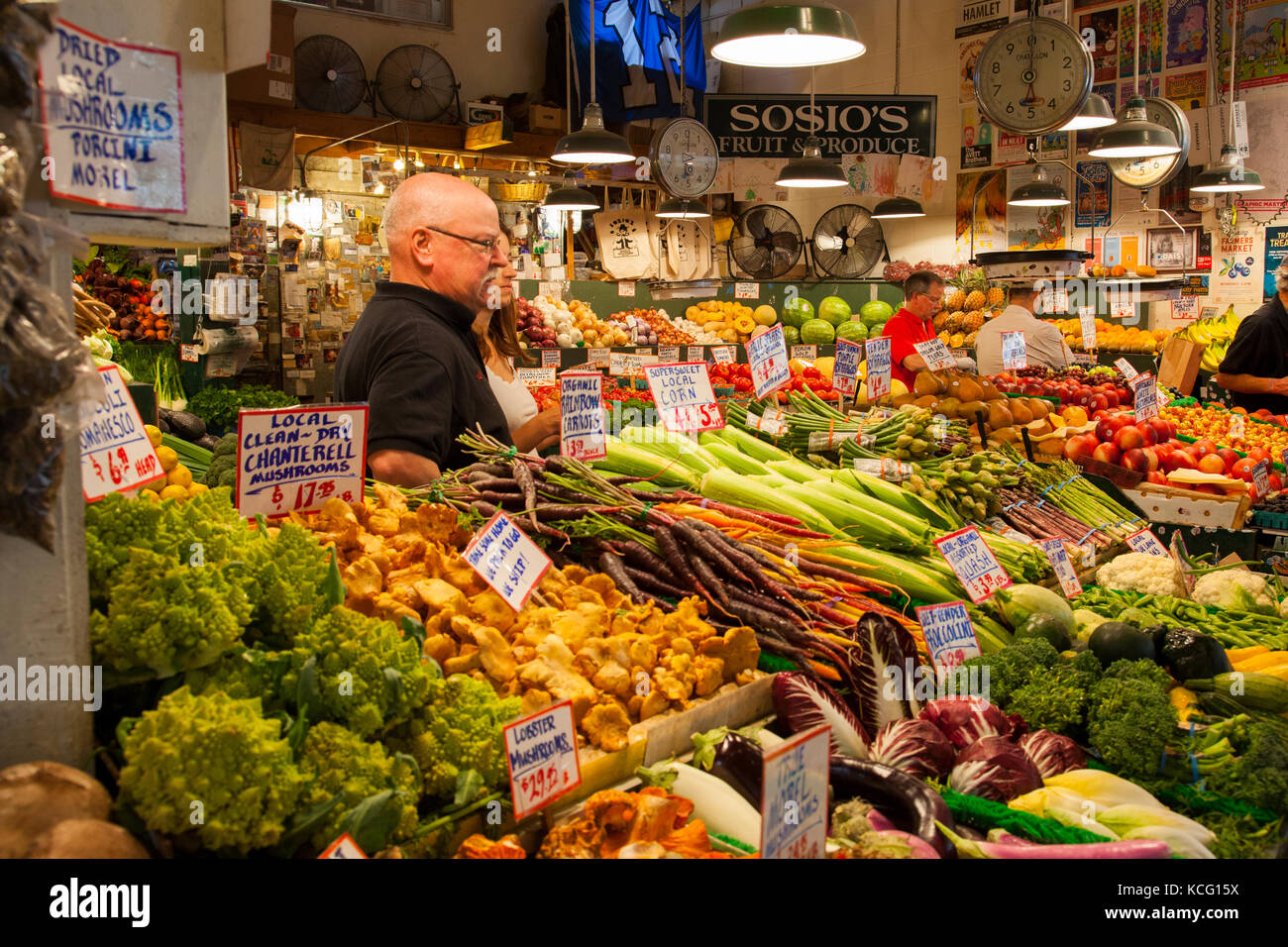 Frisches Gemüse zum Verkauf an die Öffentlichkeit Market Center Farmers Market Pike Place Market in Seattle, Washington Stockfoto