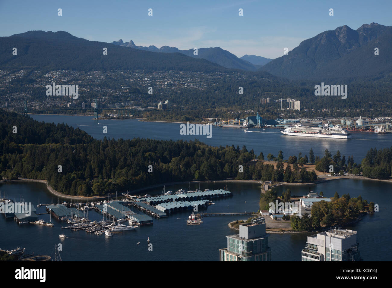 Nordamerika, Kanada, Britisch Kolumbien, Vancouver, hohen Winkel Blick auf Vancouver, Stanley Park. Wasser und Hafen. Celebrity Cruise Stockfoto