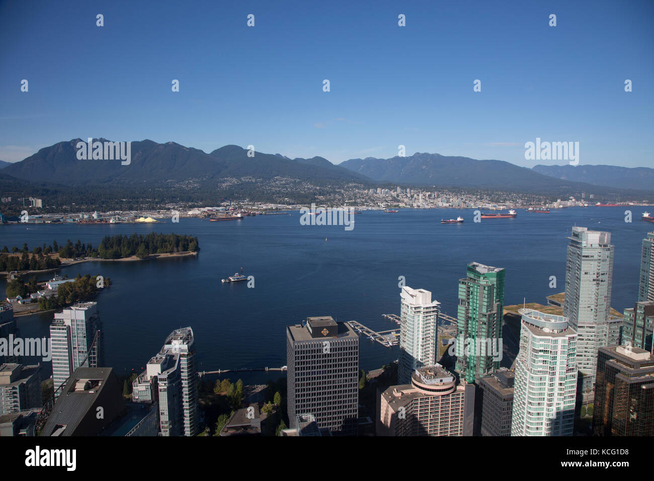 Nordamerika, Kanada, Britisch Kolumbien, Vancouver, hohen Winkel Blick auf Vancouver, Stanley Park. Die Skyline der Stadt mit Wasser und Hafen Stockfoto