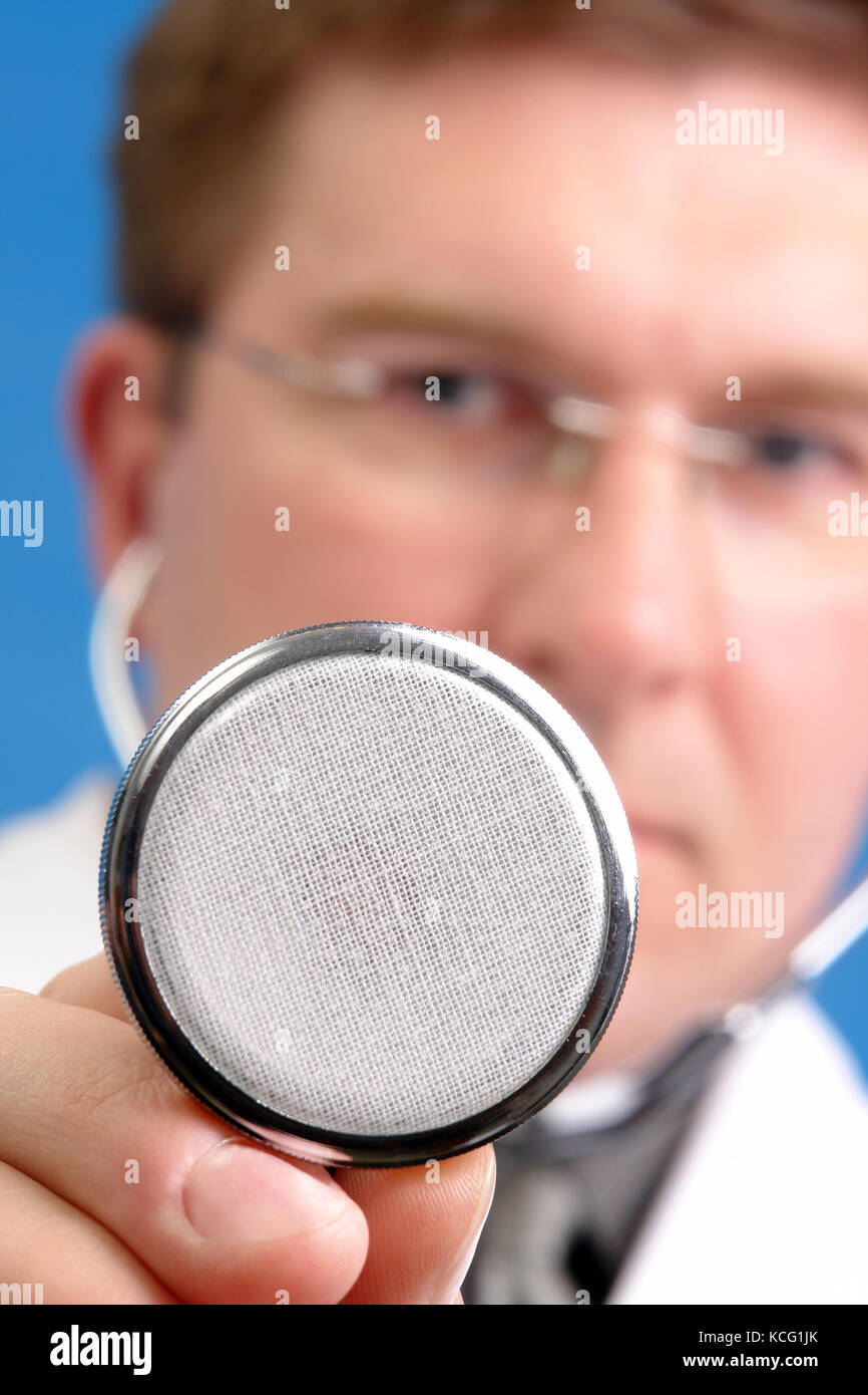 Nahaufnahme der junge Doktor Gesicht holding Stethoskop Stockfoto